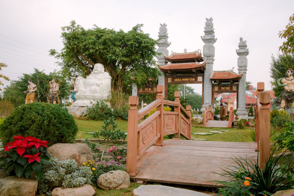 Đi qua cầu gỗ